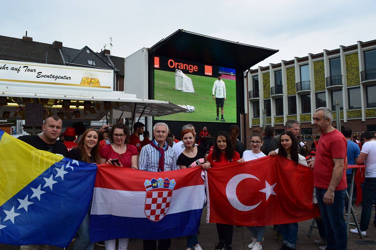 zajednicko_navijanje.jpg - U Njemačkoj su se zajedno družili bosanskohercegovački, hrvatski i turski navijači