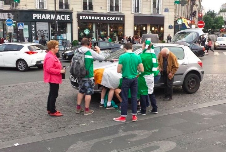 Irci_guma_Twitter.jpg - Šokantno: Irski navijači mijenjali gumu penzioneru u Francuskoj