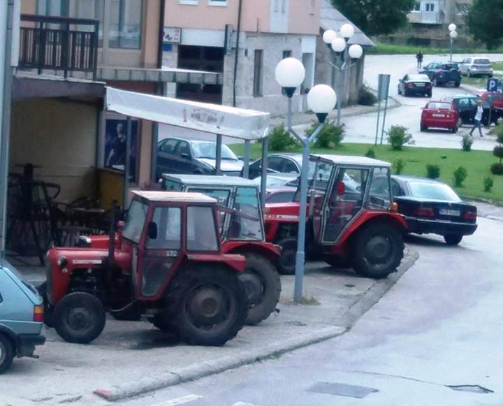 Traktori_Parking.jpg - Kupres: Gužva pred kafićem