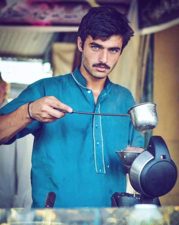 Arshad Khan - Od trnja do zvijezda: Pakistanski prodavač čaja postao maneken