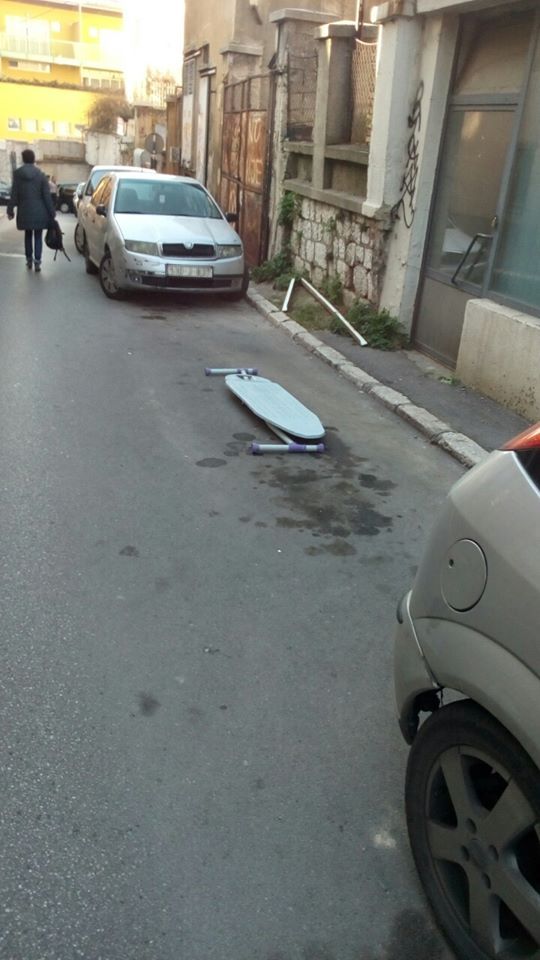 Grupa: Čudne slike i situacije Sarajeva - Nova metoda čuvanja parking mjesta u Sarajevu