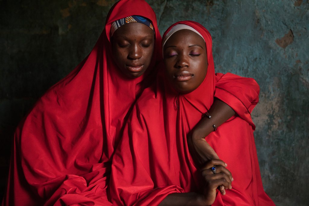 Hassana i Hussaina, 14-godišnje bliznakinje otete su kad im je bilo 11 godina. U zatočeništvu su bile dvije godine. Pobjegle su nakon što su čule da ih planiraju udati za borce Boko Harama.  - Djevojčice koje su pobjegle Boko Haramu: Ispovijesti o preživljenim strahotama