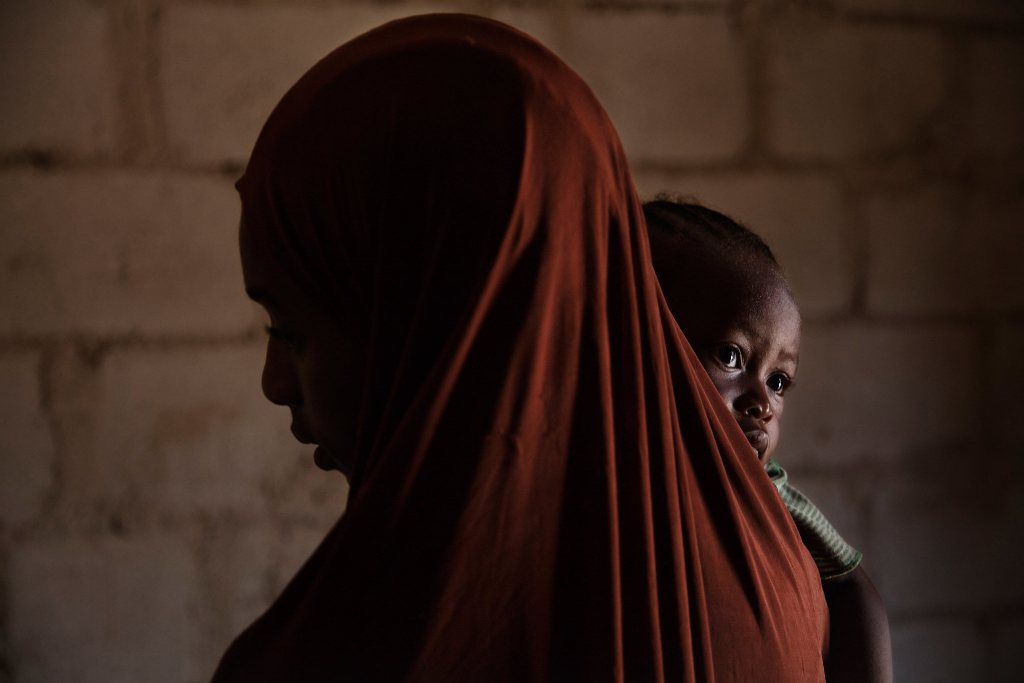 Aiša A., 15, s kćerkom Hadizom u rukama. Aiša je kćerku rodila dok je bila zarobljena.  - Djevojčice koje su pobjegle Boko Haramu: Ispovijesti o preživljenim strahotama