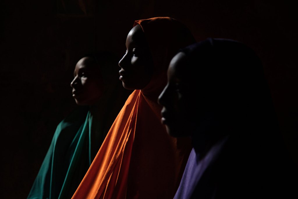 Yakaka, u sredini, sa sestrama. Sve tri su bile otete.  - Djevojčice koje su pobjegle Boko Haramu: Ispovijesti o preživljenim strahotama