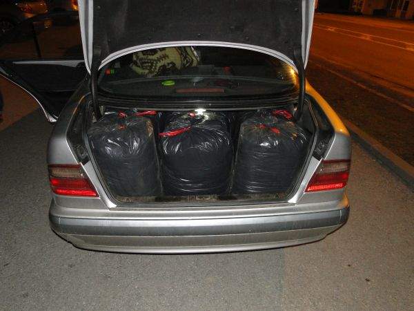 Foto: GPBiH - Sedam Pakistanaca pokušalo ući u BiH, u Mercedesu zaplijenjeno 160 kg duhana