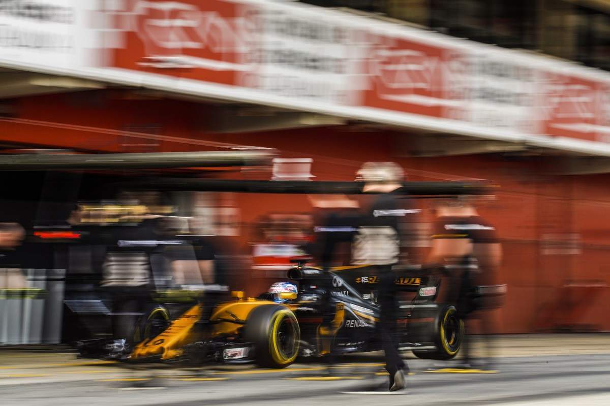 Renault R.S.17 (Foto: Pirelli) - Mercedes je najbrži, a koji je najljepši: Svi bolidi na testovima u Barceloni