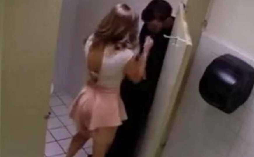Официантке заплатили двести евро за секс в туалете