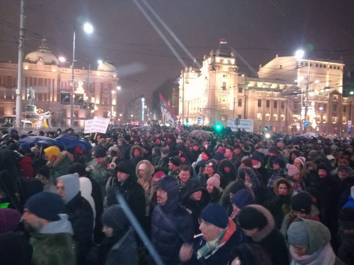 Srbija Protesti u Beogradu Hiljade ljudi na ulicama marširaju protiv