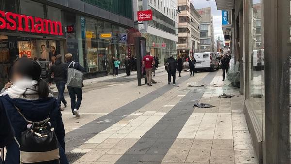 napad_stocholm1.jpg - Drama u Stockholmu: Kamionom se zaletio na pješake u centru grada
