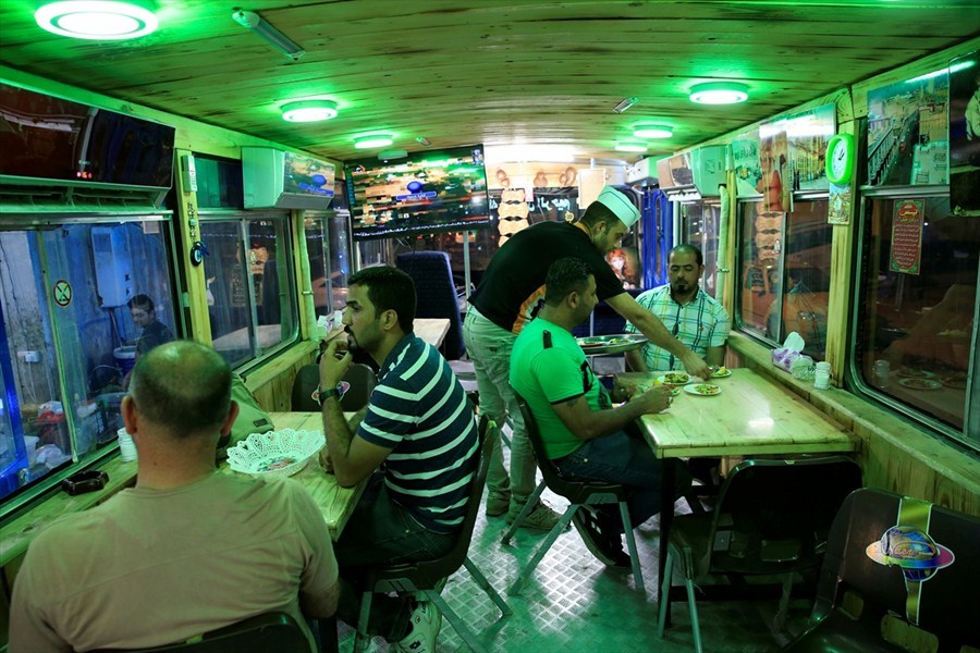 autobus_restoran3_AA.jpg - Autobus pretvorio u restoran: Gosti uživaju u hrani u pokretnom objektu