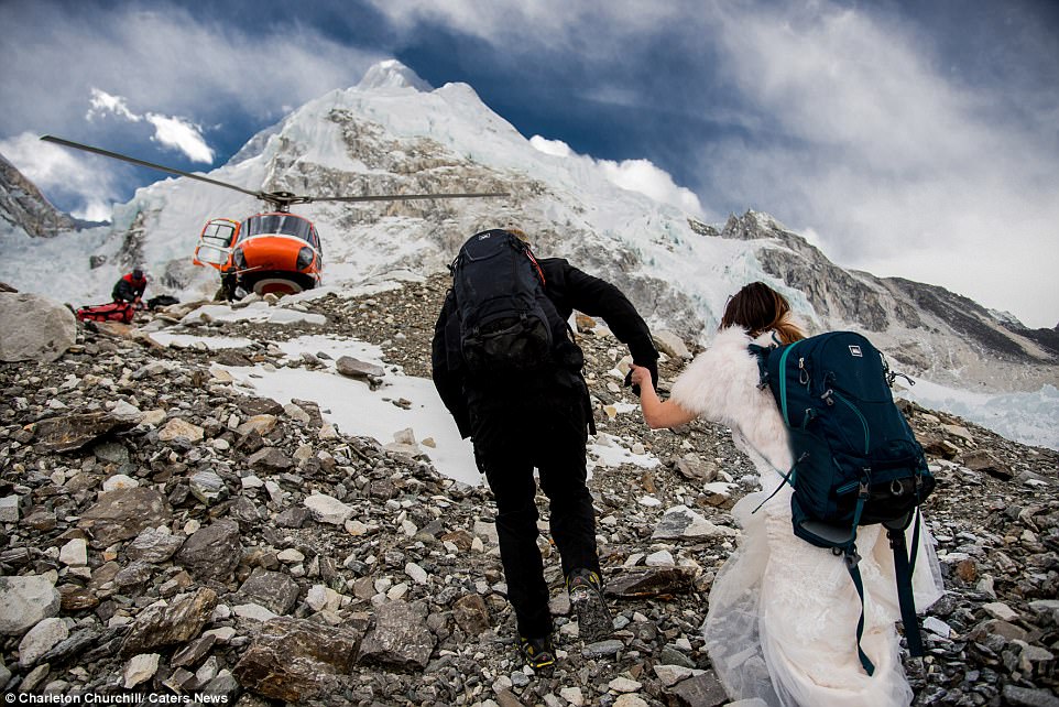 vjencanje_moun_everest2_dailymail.jpg - Prvo vjenčanje na vrhu Mount Everesta 