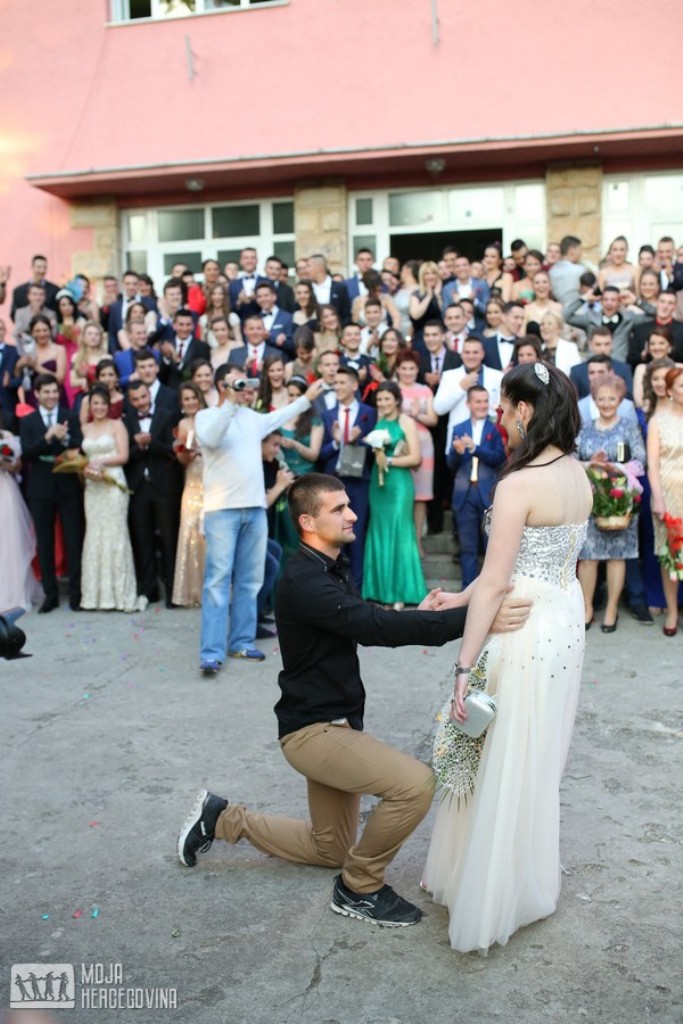 prosidba_mojahercegovina1.jpg - Hercegovina: Zaprosio maturantkinju pred cijelom generacijom 