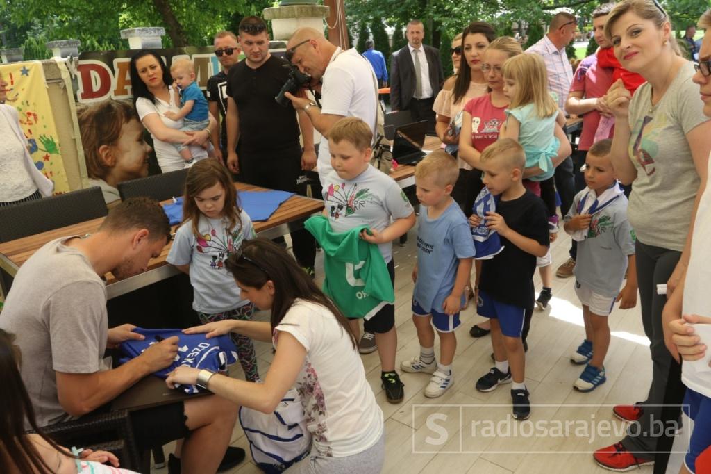 dzeko_edin_amra_malisani_bihac_RSA11.jpg - Najmlađi Bišćani u posjeti Zmajevima: Pokloni za Džeku i Amru