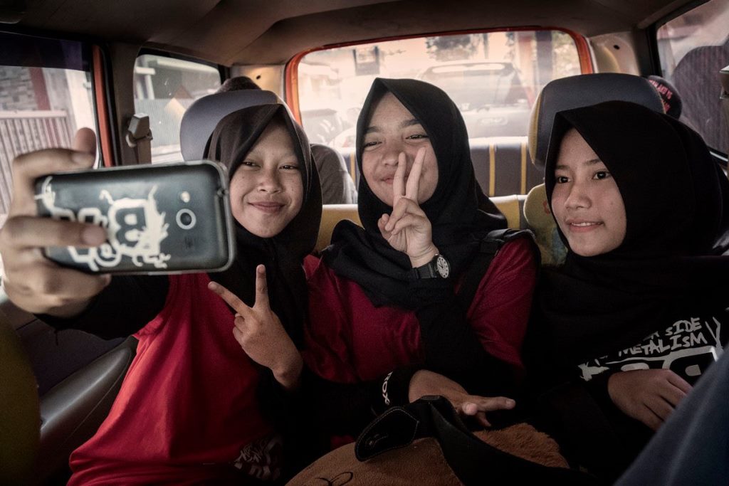VoB/Foto: Rony Zakaria - Tri učenice ruše stereotipe: Nose hidžab i sviraju metal