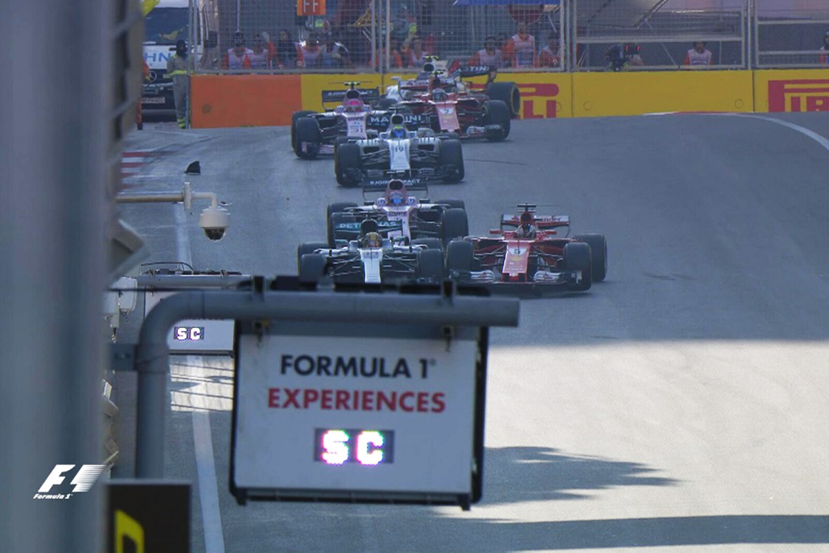 Obračun Hamiltona i Vettela (printscreen) - Haos u Bakuu: Hamilton i Vettel zabijali se jedan u drugog, pobjeda Ricciarda