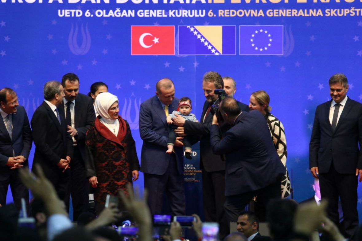 beba u Erdoganovom naručju - undefined