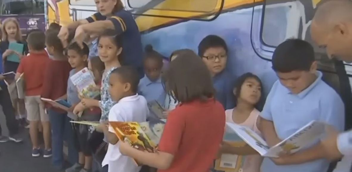 Vozač školskog autobusa obradovao djecu sa 2.100 knjiga - undefined