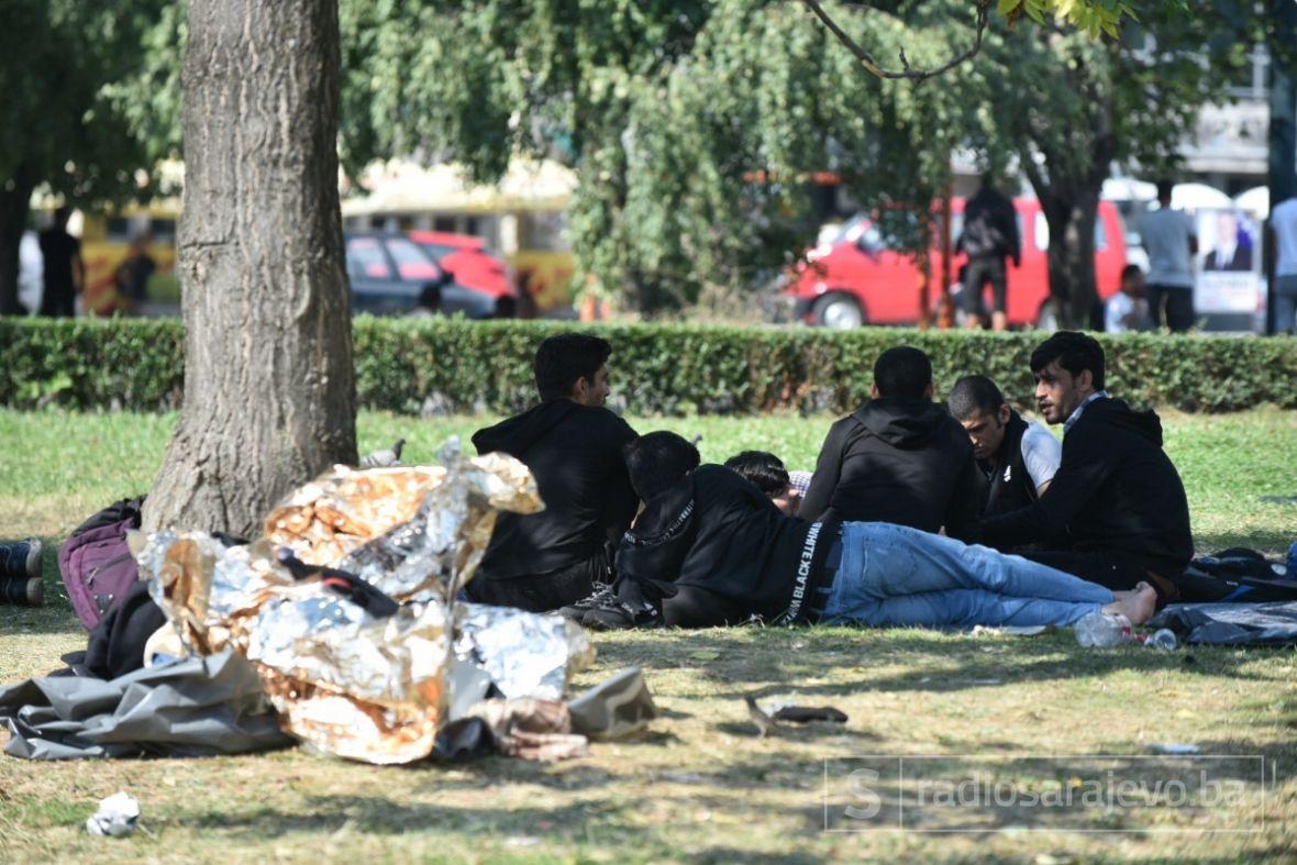 Migranti u parku kod Željezničke stanice u Sarajevu - undefined