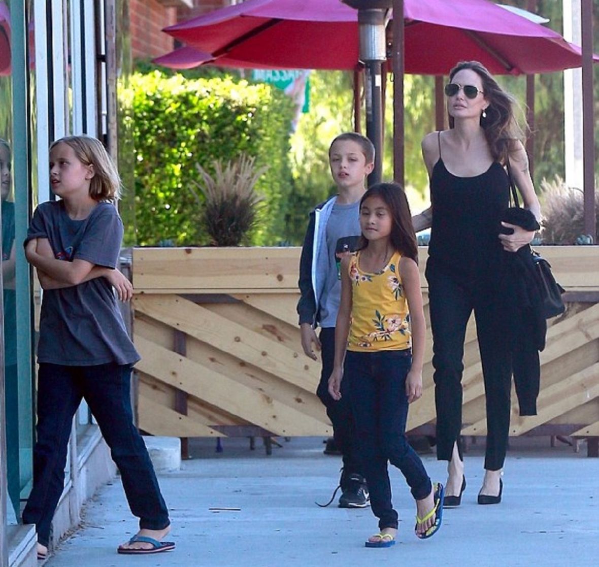 Angelina Jolie sa djecom - undefined
