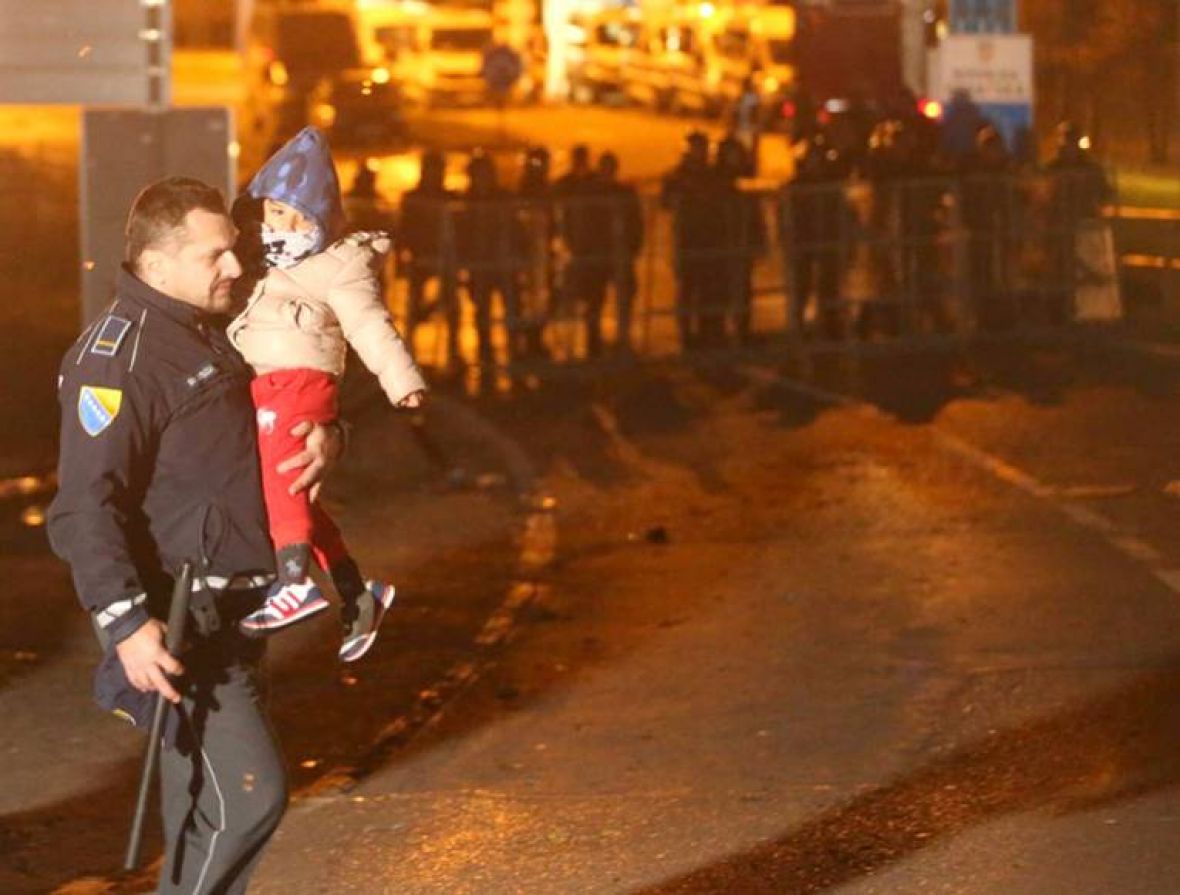  Migranti s jedne, granični policajci s druge strane. A na margini – djeca. - undefined