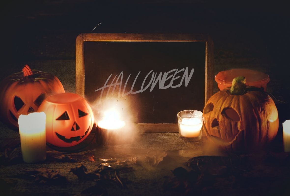 Noć uoči praznika Svih svetih, 31. oktobra, u većini zemalja slavi se kao Noć vještica (Halloween) - undefined