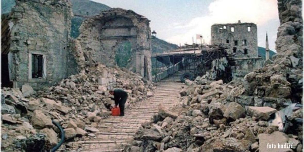 U utorak 9. novembra 1993. srušen Stari most u Mostaru - undefined