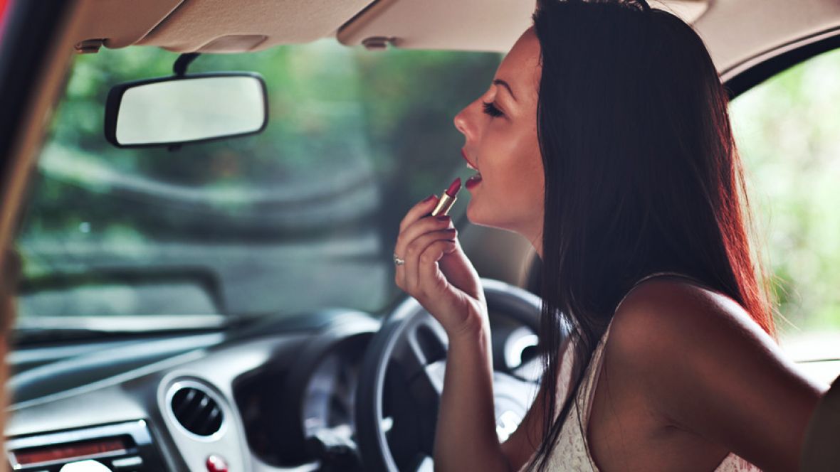 Šminkanje u automobilu tokom vožnje može biti izuzetno opasno - undefined