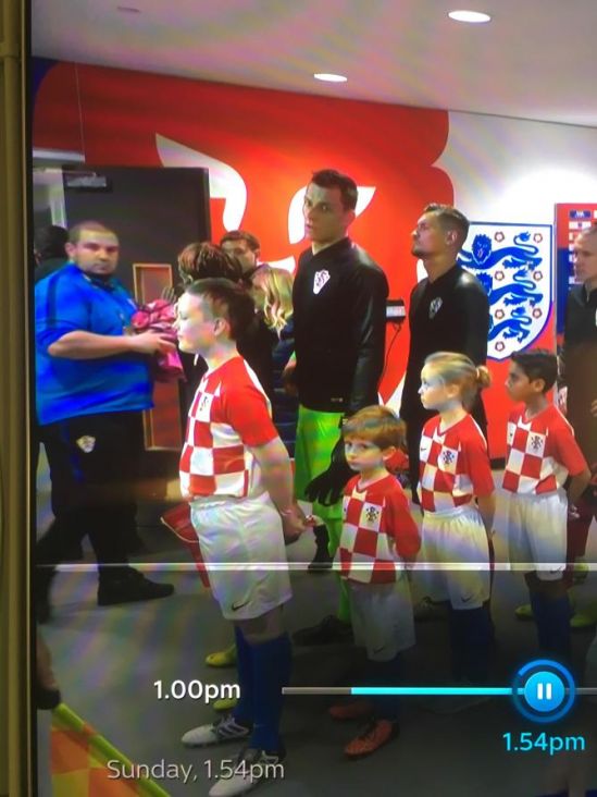 Luka Modrić s dječakom pred susret Engleske i Hrvatske - undefined
