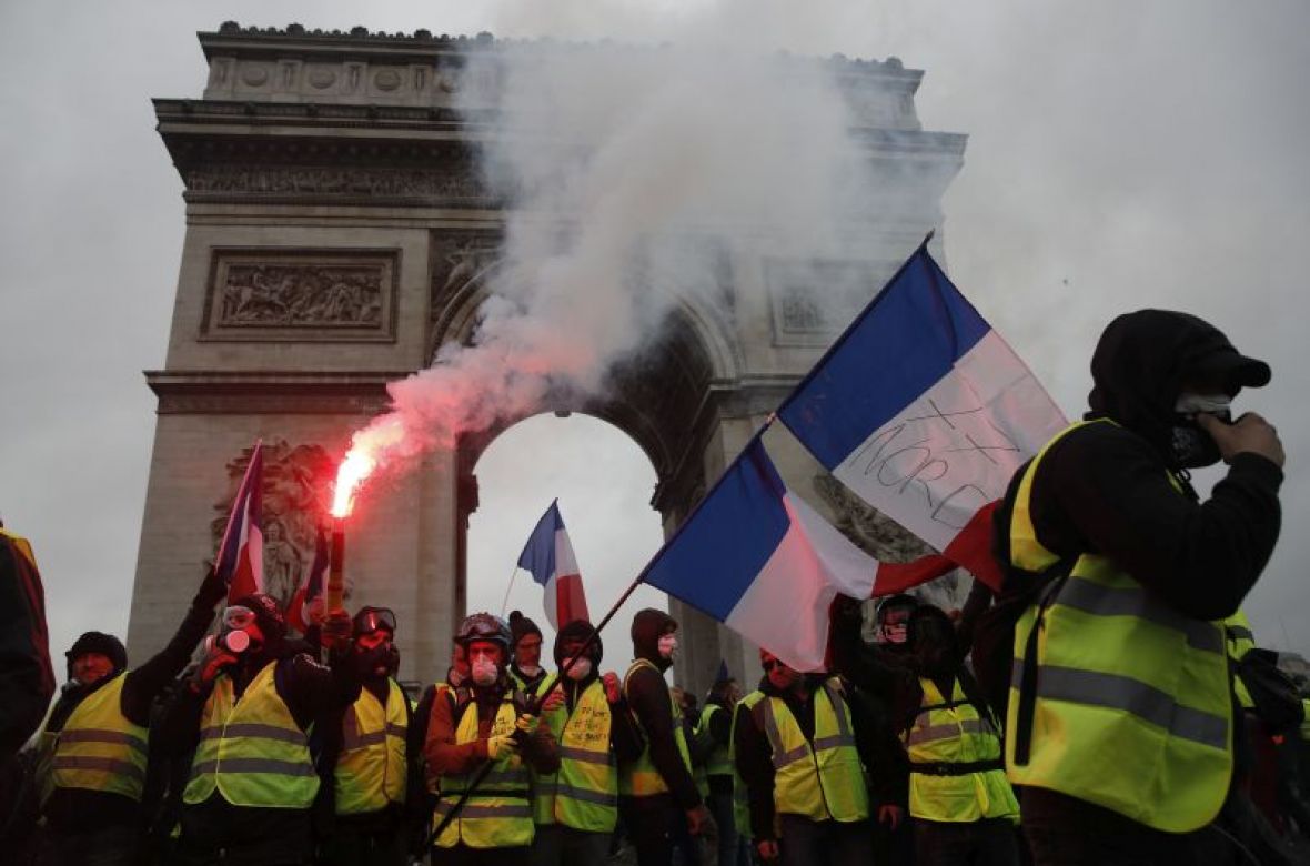 Pariz: Protesti žutih prsluka na ulicama - undefined