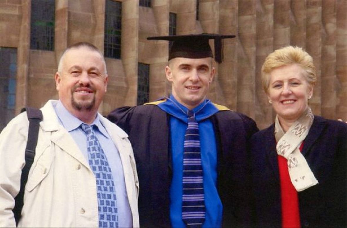 Mirsad sa roditeljima nakon što je diplomirao na na Univerzitetu Coventry - undefined