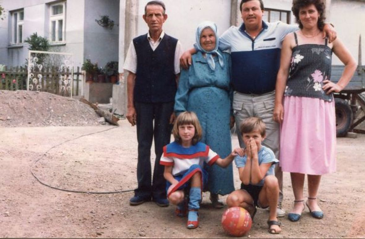 Porodica Solaković (s lijeva na desno: dedo Ramo, nena Hasnija, otac Mehmed, majka Zumra i Mirsad ispred njih) - undefined