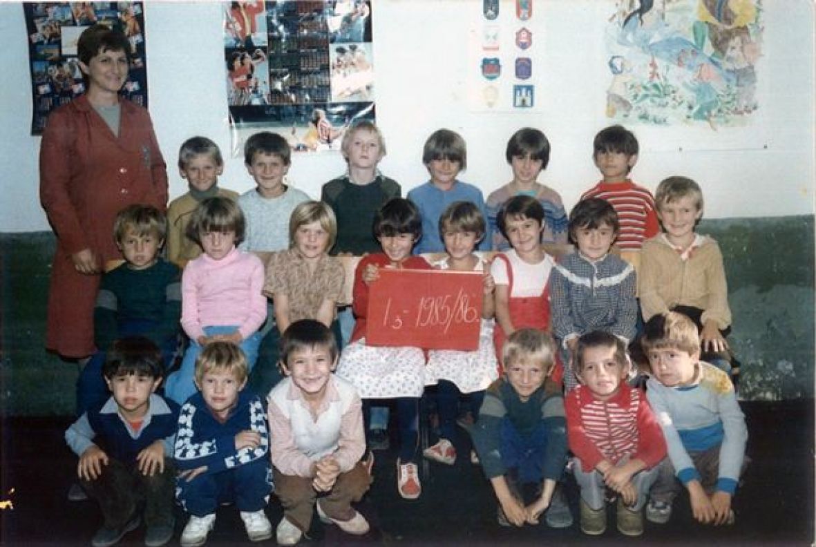 Mirsad Solaković (drugi s lijeva u gornjem redu u bijelom džemepuru) u prvom razredu 1986. godine - undefined