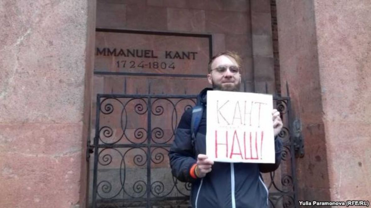 Student u Kalinjingradu protestuje u znak podrške Immanuelu Kantu 8. decembra 2018. - undefined