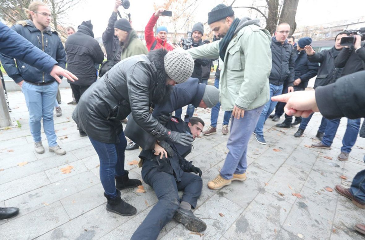 U centru Banja Luke, došlo je do novog incidenta prilikom kojeg je nekolicina građana nasrnula na jednog policajca - undefined