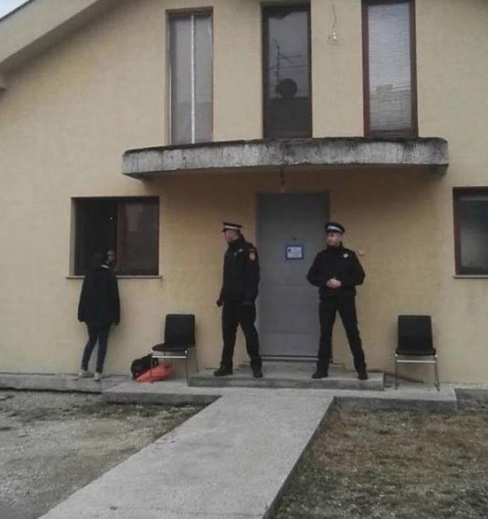 Policajci ispred kuće Davora Dragičević - undefined