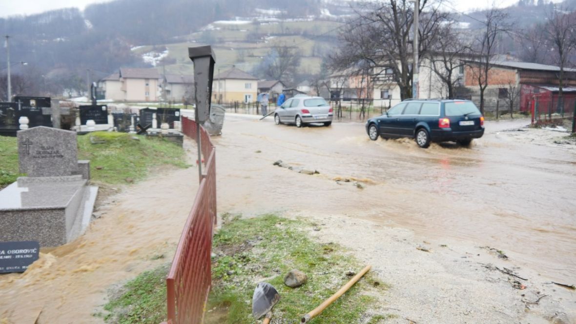 Voda poplavila i katoličko groblje i muslimansko mezarje u Ostružnici - undefined
