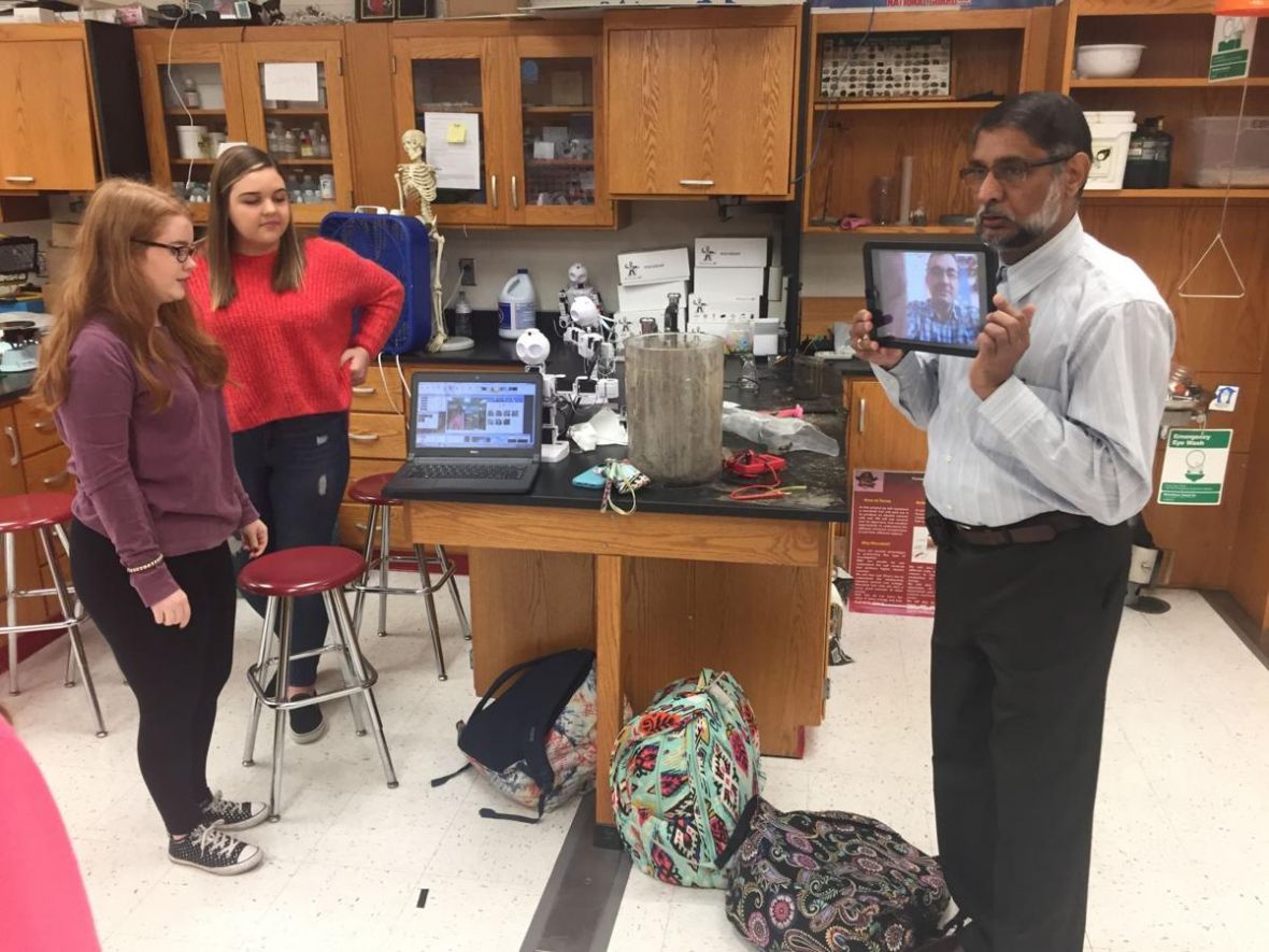 Profesor Haridas Chandran pokazuje svoj tim u Kentuckyju - undefined