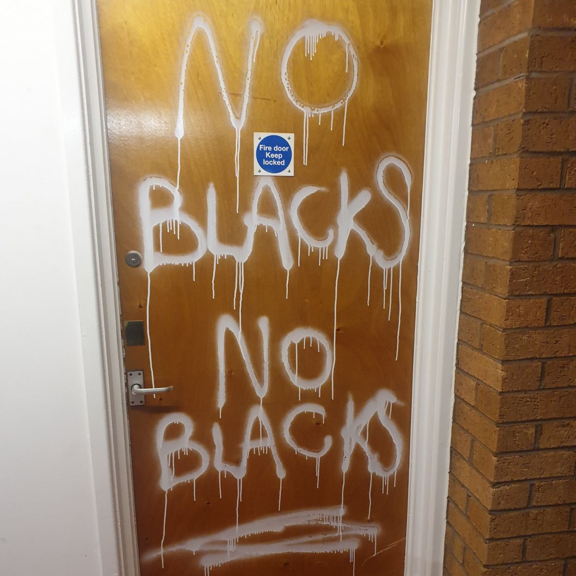 Rasistički grafiti na vratima stana - undefined