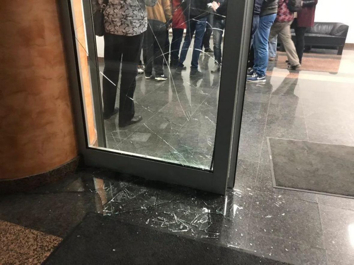 Vrata na zgradi državne televizije Srbije su polomljena - undefined