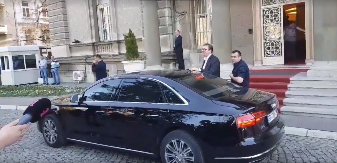 Predsjednik Srbije Aleksandar Vučić oko 16 je sati uspio izaći iz zgrade Predsjedništva - undefined