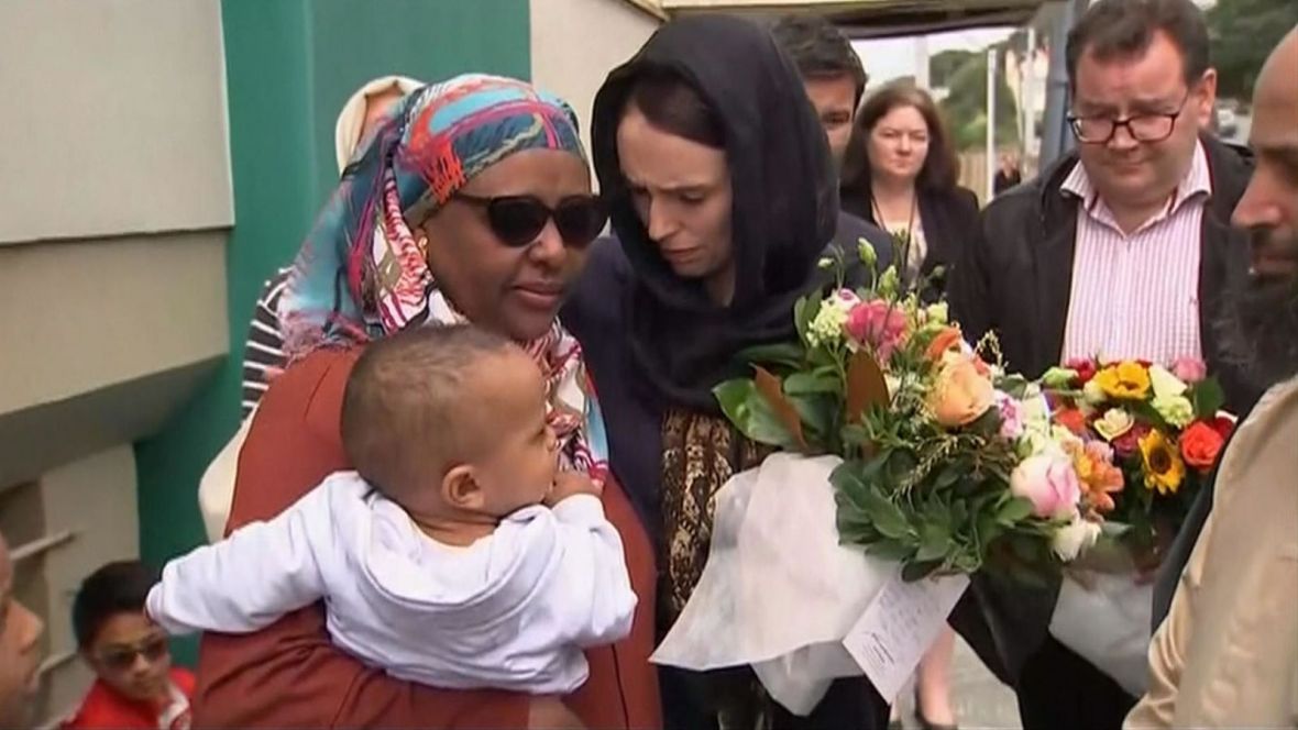 Jacinda Ardern sa porodicama žrtava terorističkog napada - undefined