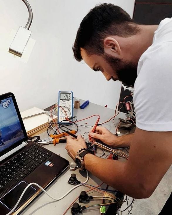 Haris Salkić u izradi robotske ruke - undefined