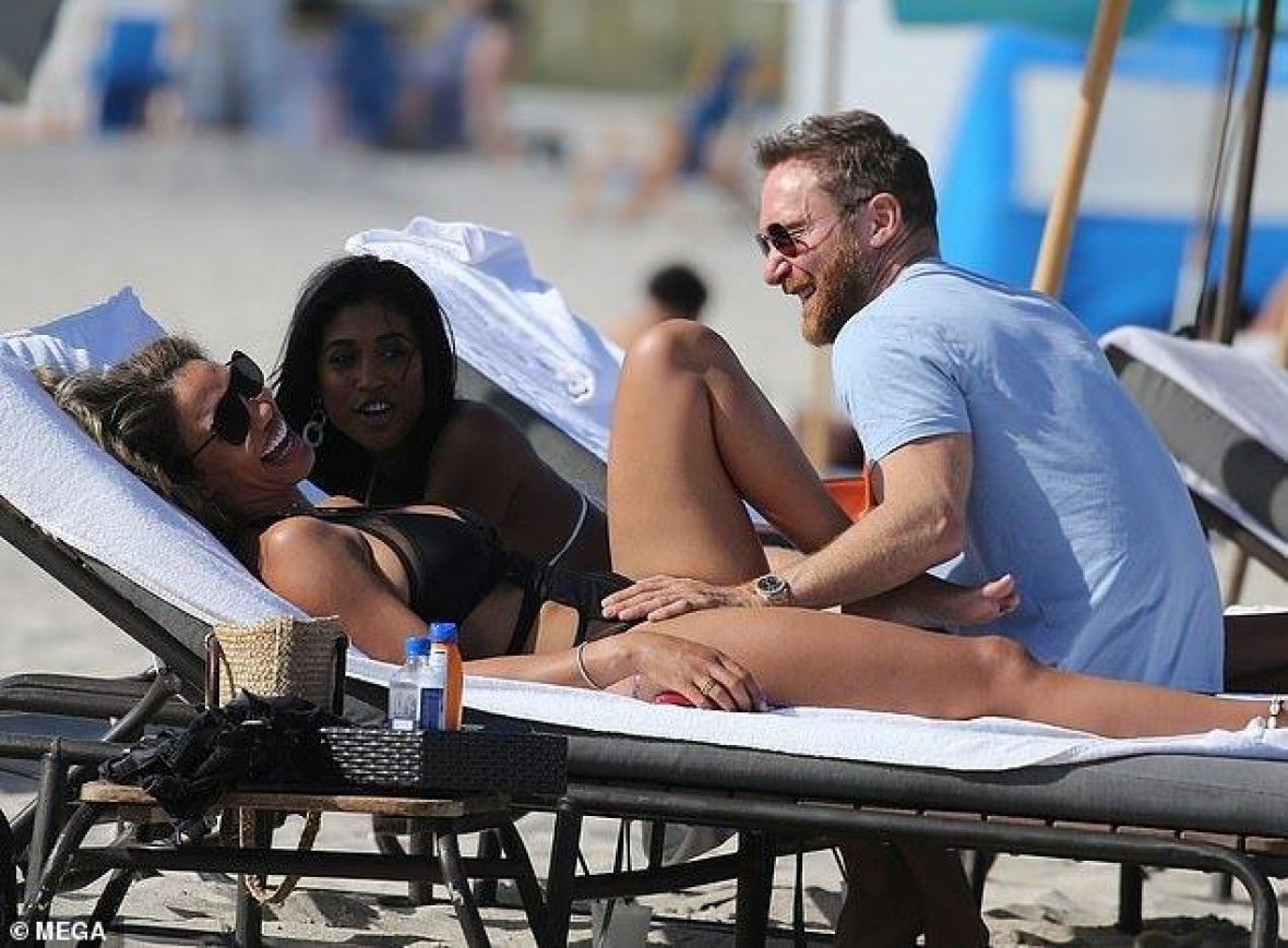 DJ David Guetta s djevojkom Jessicom na plaži u Miamiju - undefined