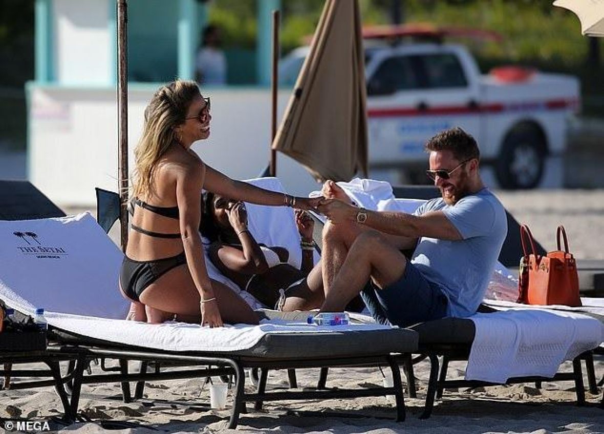 DJ David Guetta s djevojkom Jessicom na plaži u Miamiju - undefined