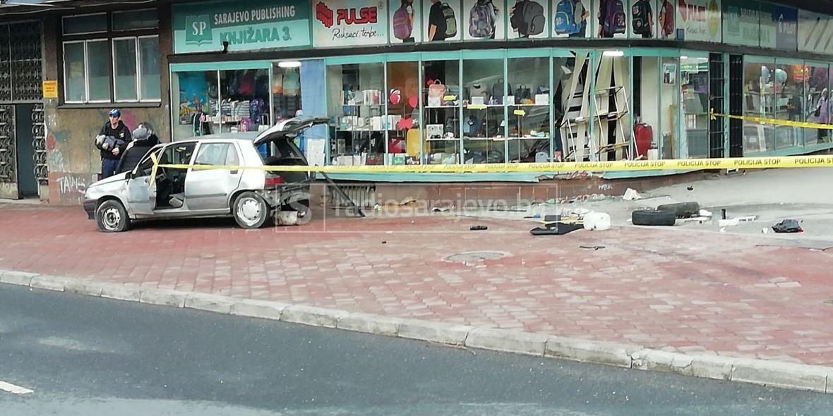 Vozač Renaulta Clio je izgubio kontrolu nad vozilom i zabio se u knjižaru - undefined