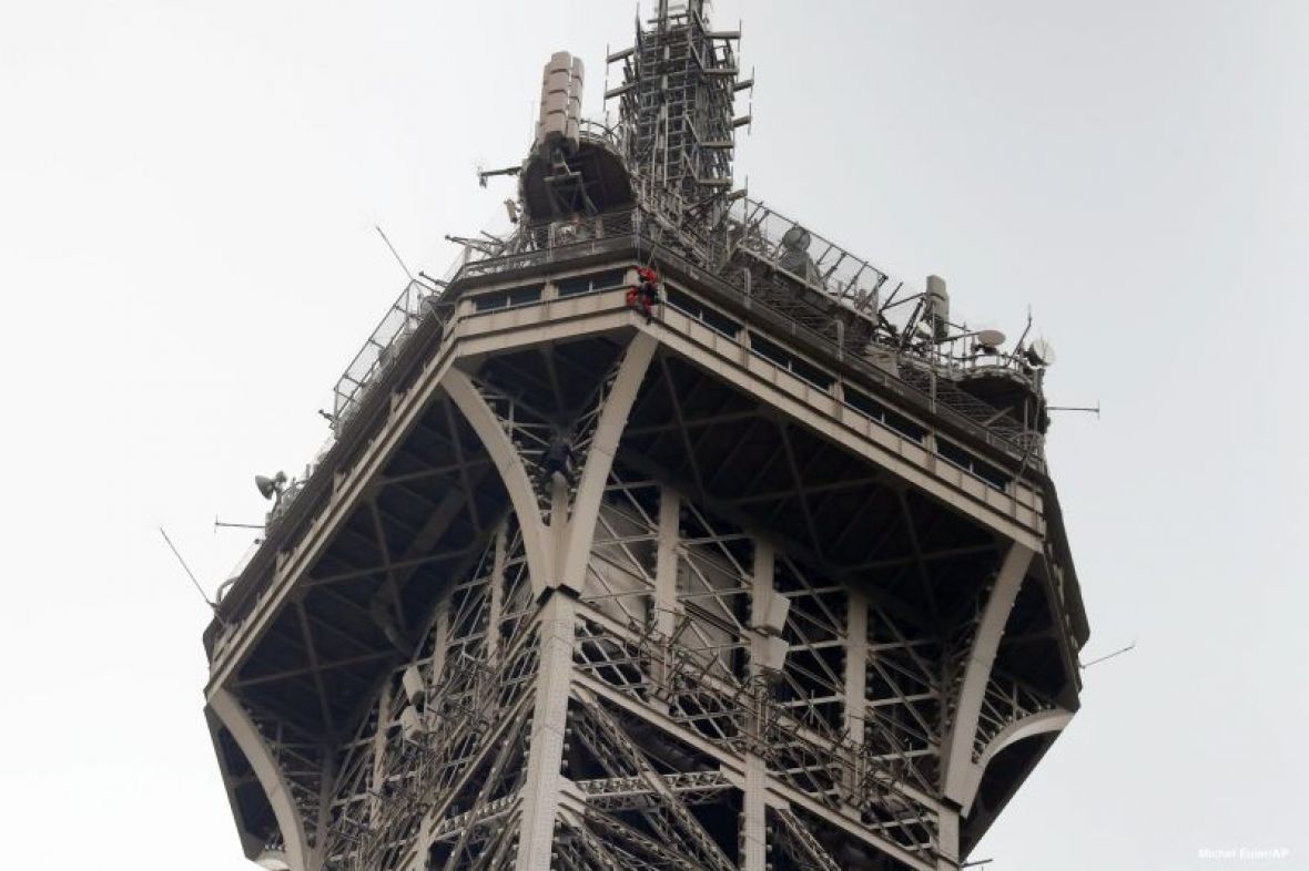 Čovjek se penje na Eiffelov toranj - undefined