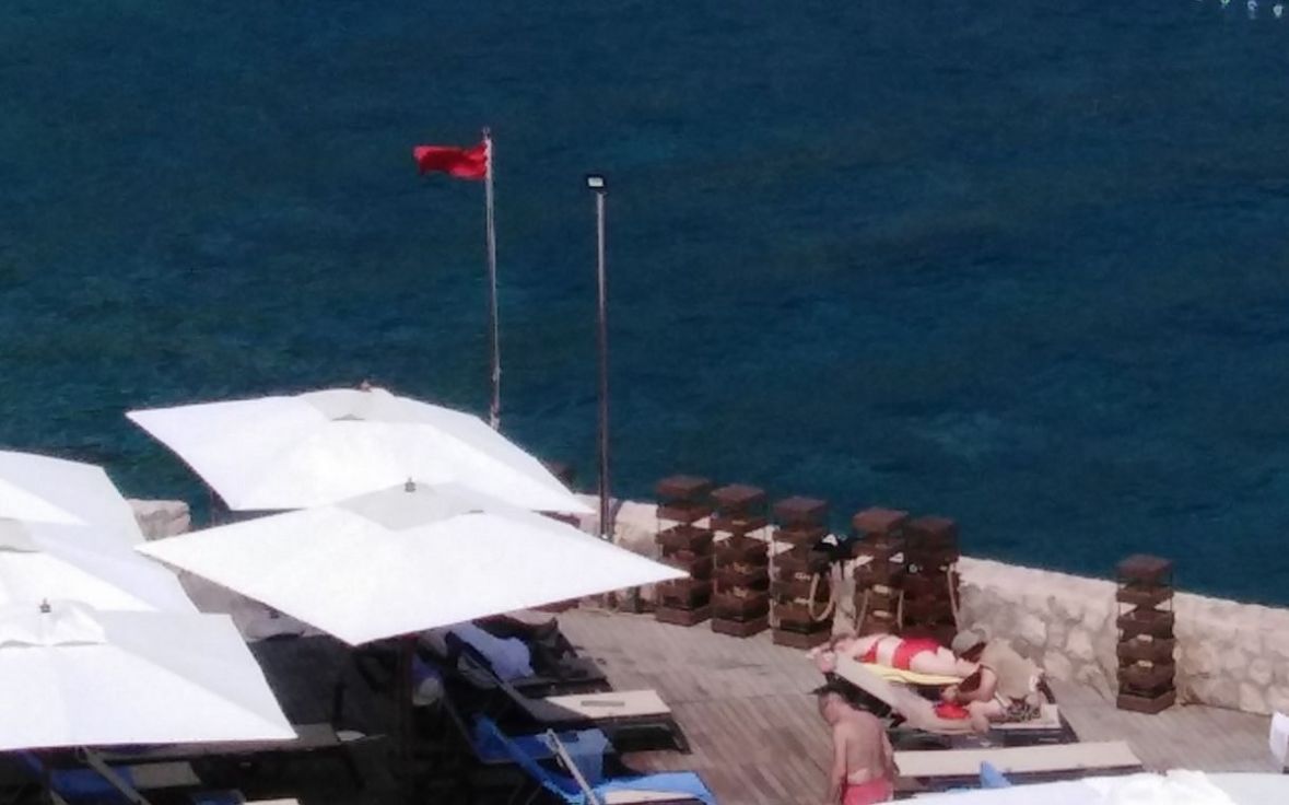 Podignuta crvena zastava u Dubrovniku - undefined