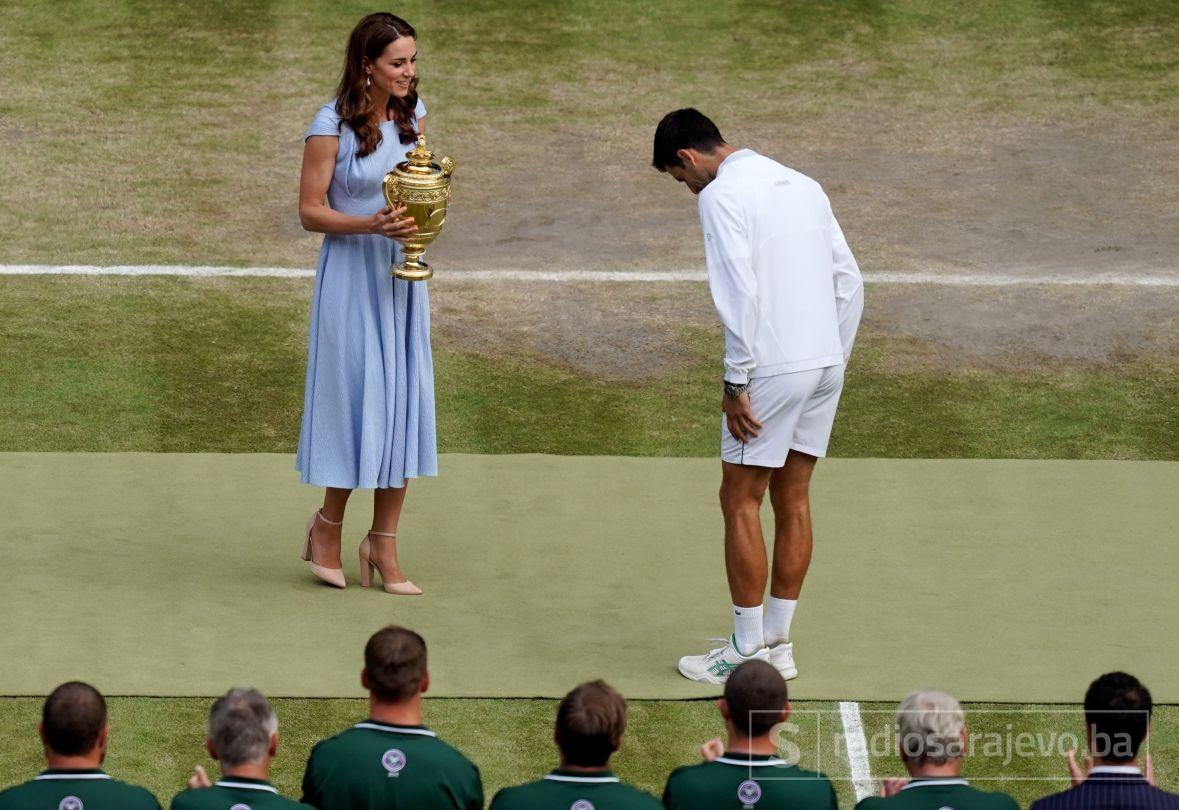Zbog čega se Novak Đoković poklonio Kate Middleton, a Federer nije? - undefined