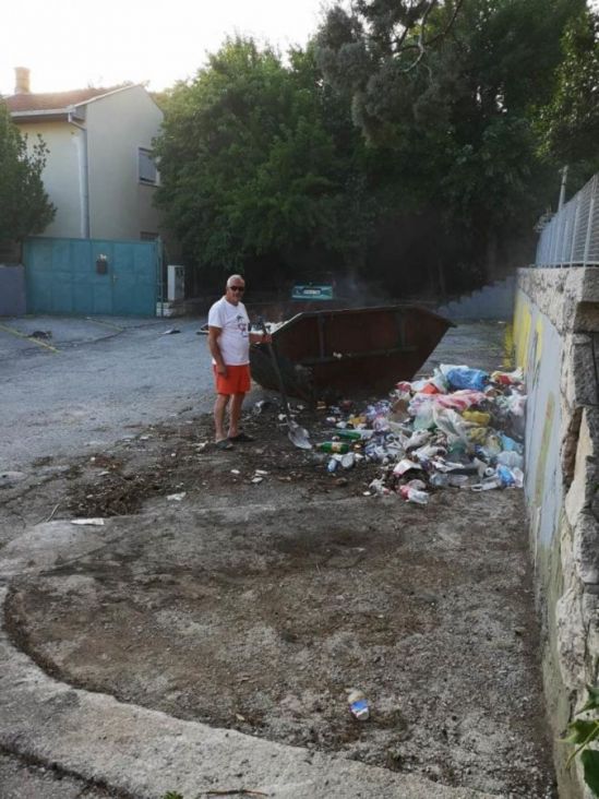 Norvežanin na godišnjem u Mostaru čistio kontejnere u kvartu - undefined