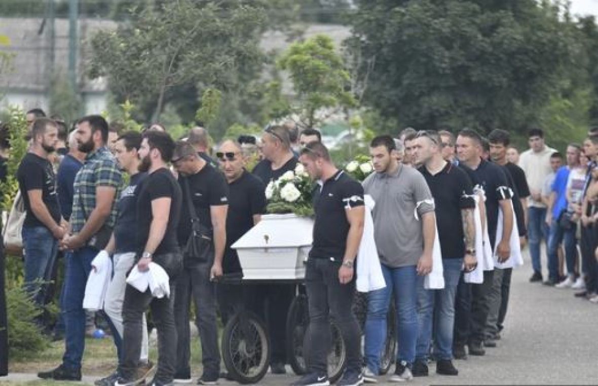 Dva bijela kovčega za poginule sestre u Srbiji - undefined